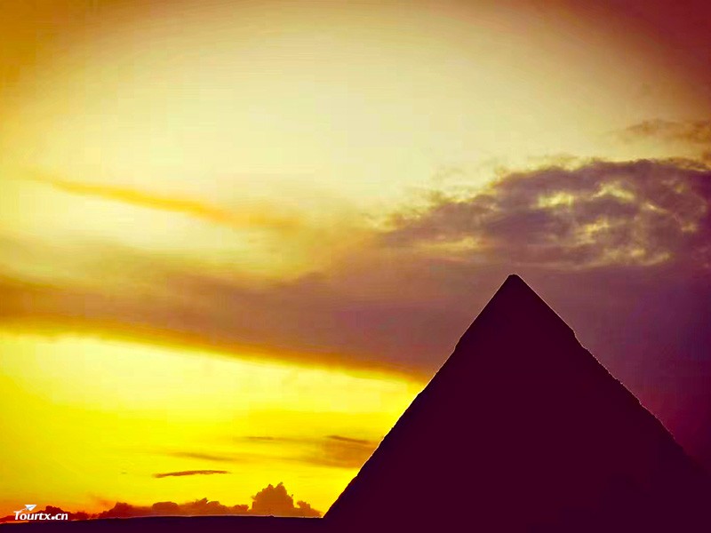 夜幕下的金字塔.jpg